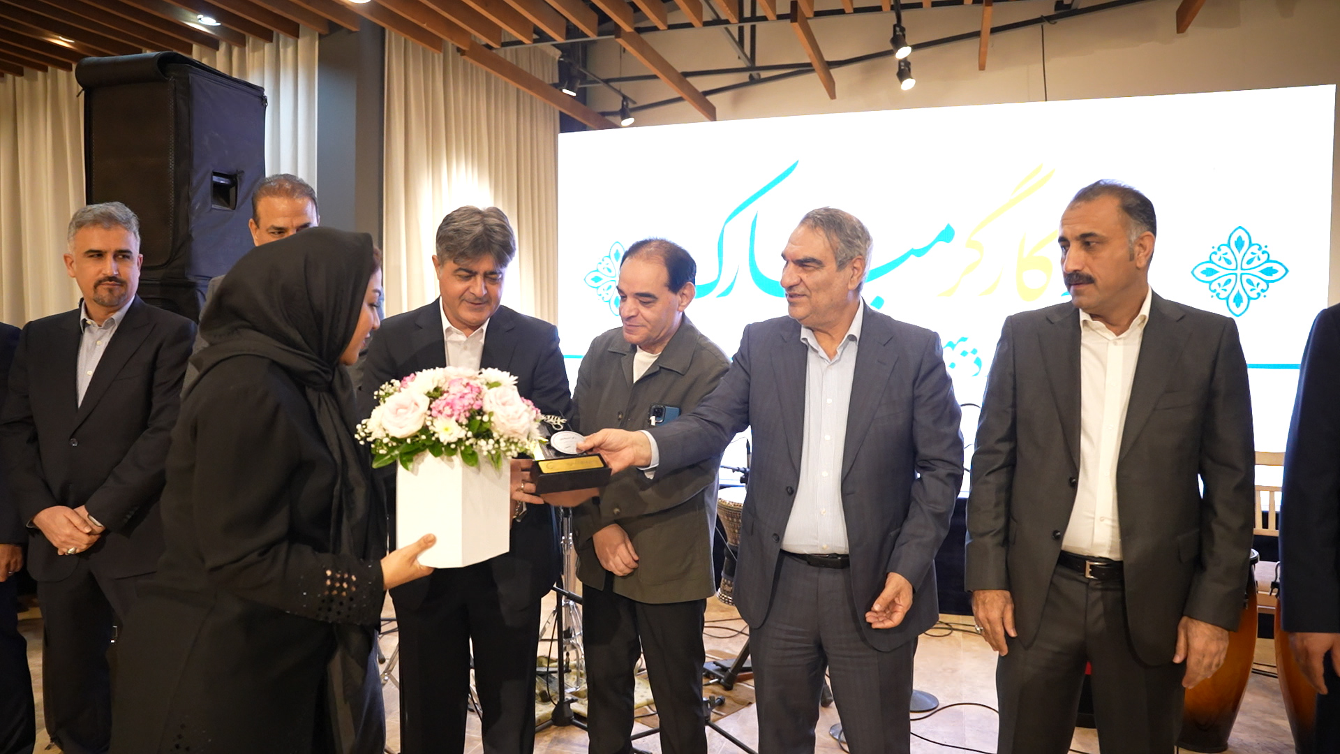 جشن روز کارگر در پتروشیمی کارون؛ از تلاش همکاران و همراهی خانواده‌‌ها قدردانی شد