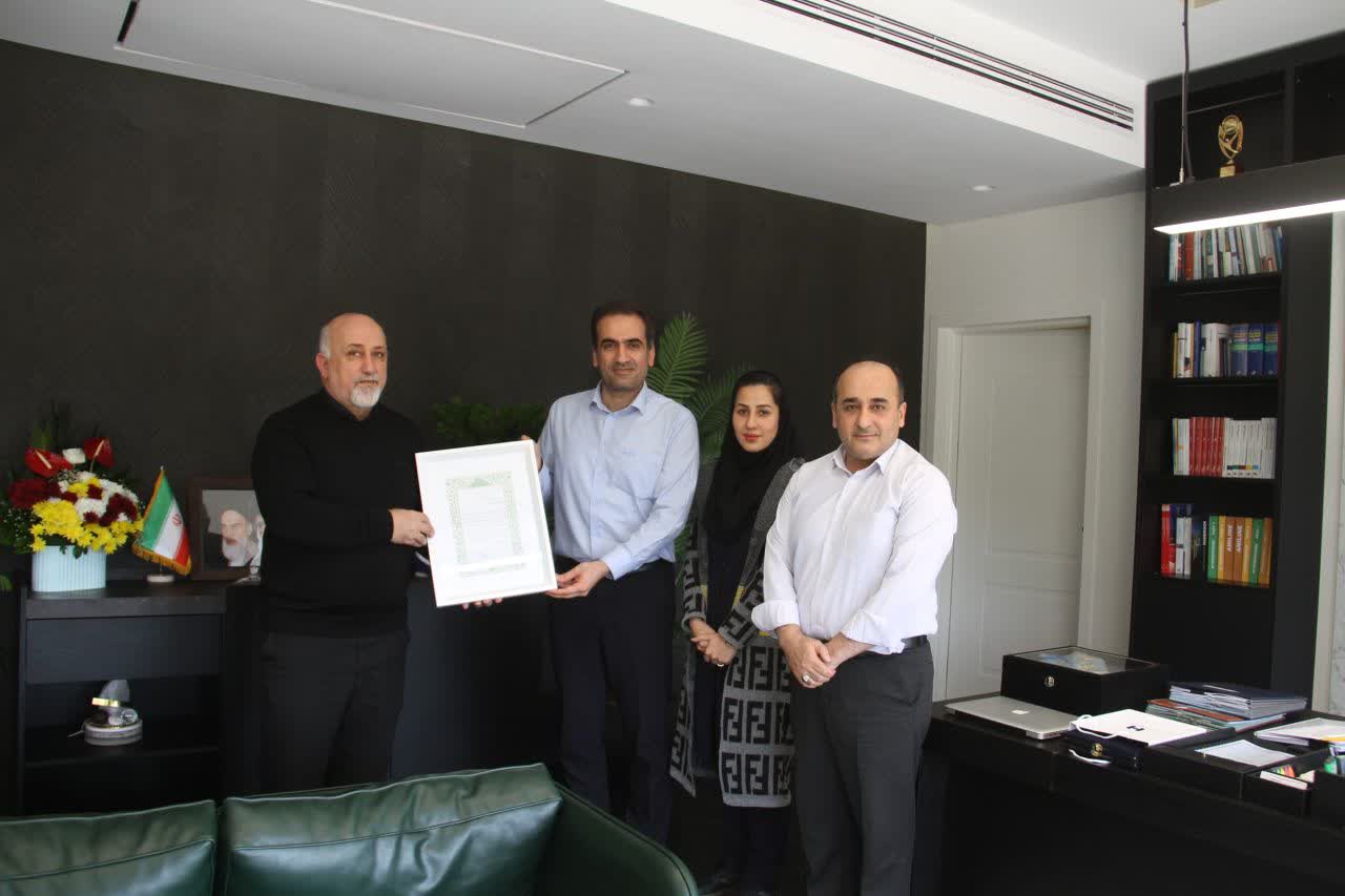 قدرشناسی به سبک افشین کیانی؛  مدیرعامل پتروشیمی کارون از نقش‌آفرینان در کسب عنوان شرکت برتر در دانش‌ نوآورانه در پتروفن 1404 تقدیر کرد